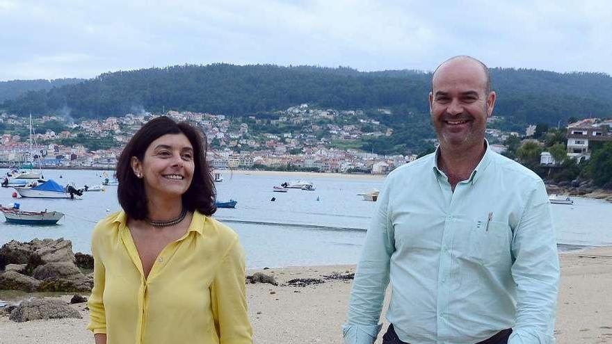 La exalcaldesa Elena Estévez y el alcalde Félix Juncal, en la playa de Beluso.
