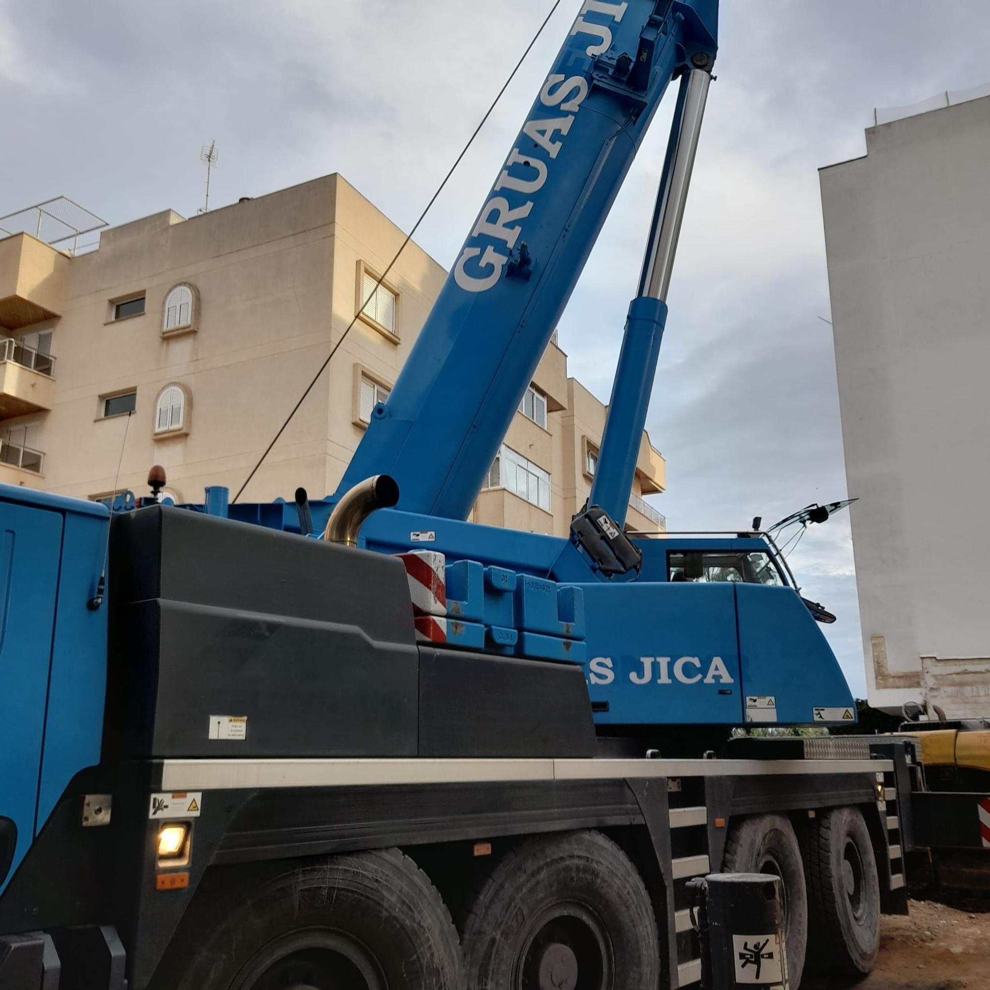 Excavadora hundida en la tierra de un solar en obras en Ibiza