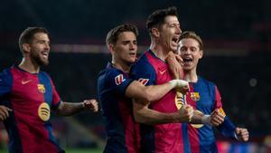 Iñigo Martínez, Gavi y Frenkie de Jong felicitan a Lewandowski tras marcar el 1-0 del Barça al Rayo en Montjuïc.