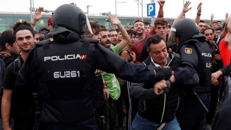 Cargas de la Policía Nacional en El Prat para disolver a los manifestantes