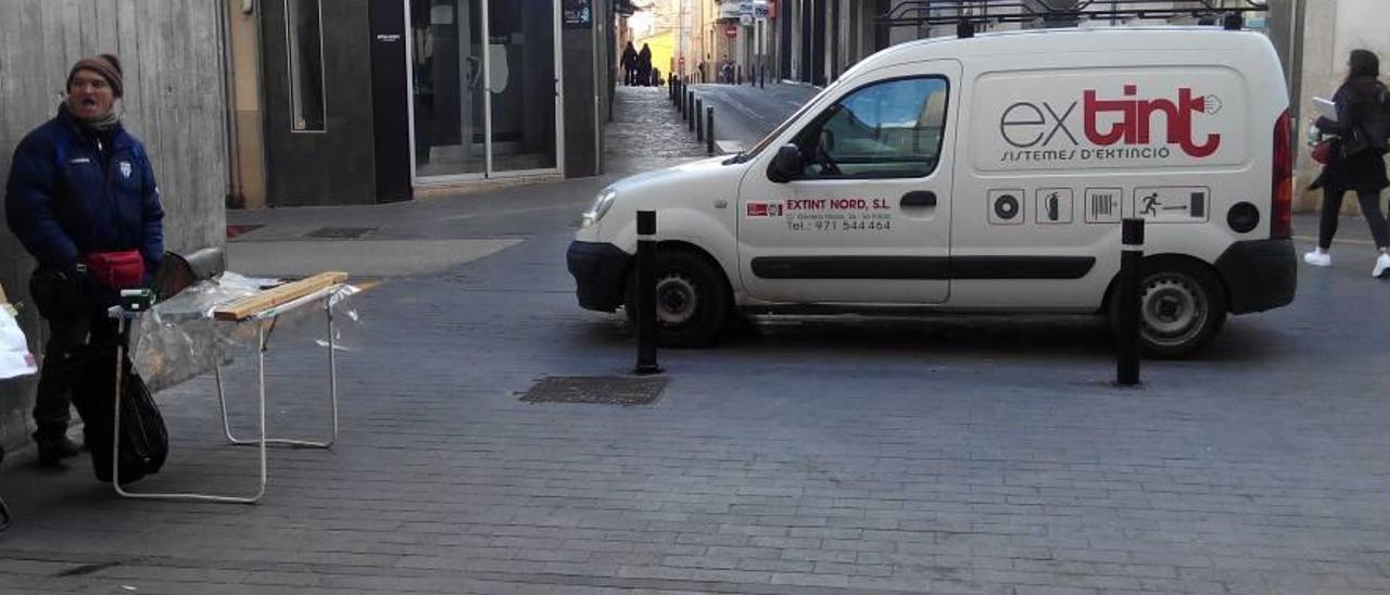 Un vehículo estacionado de forma imprudente ante el acceso.