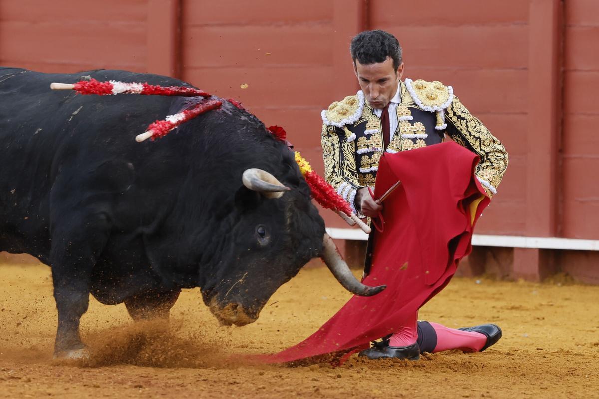 El diestro David de Miranda durante la lidia de su primer toro, en el undécimo festejo taurino de la Feria de Abril de Sevilla, con reses de la ganadería de El Parralejo, este miércoles en la Real Maestranza.
