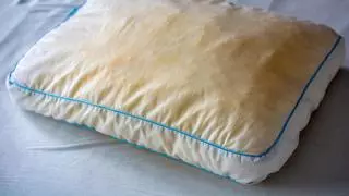 El poderoso líquido de Lidl que blanquea las almohadas y sábanas amarillas: las deja impolutas