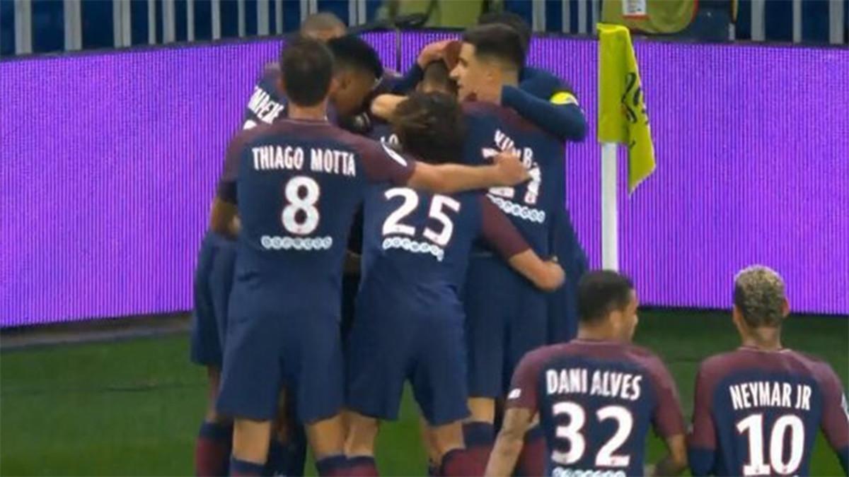 Alves y Neymar no celebraron el gol de Cavani
