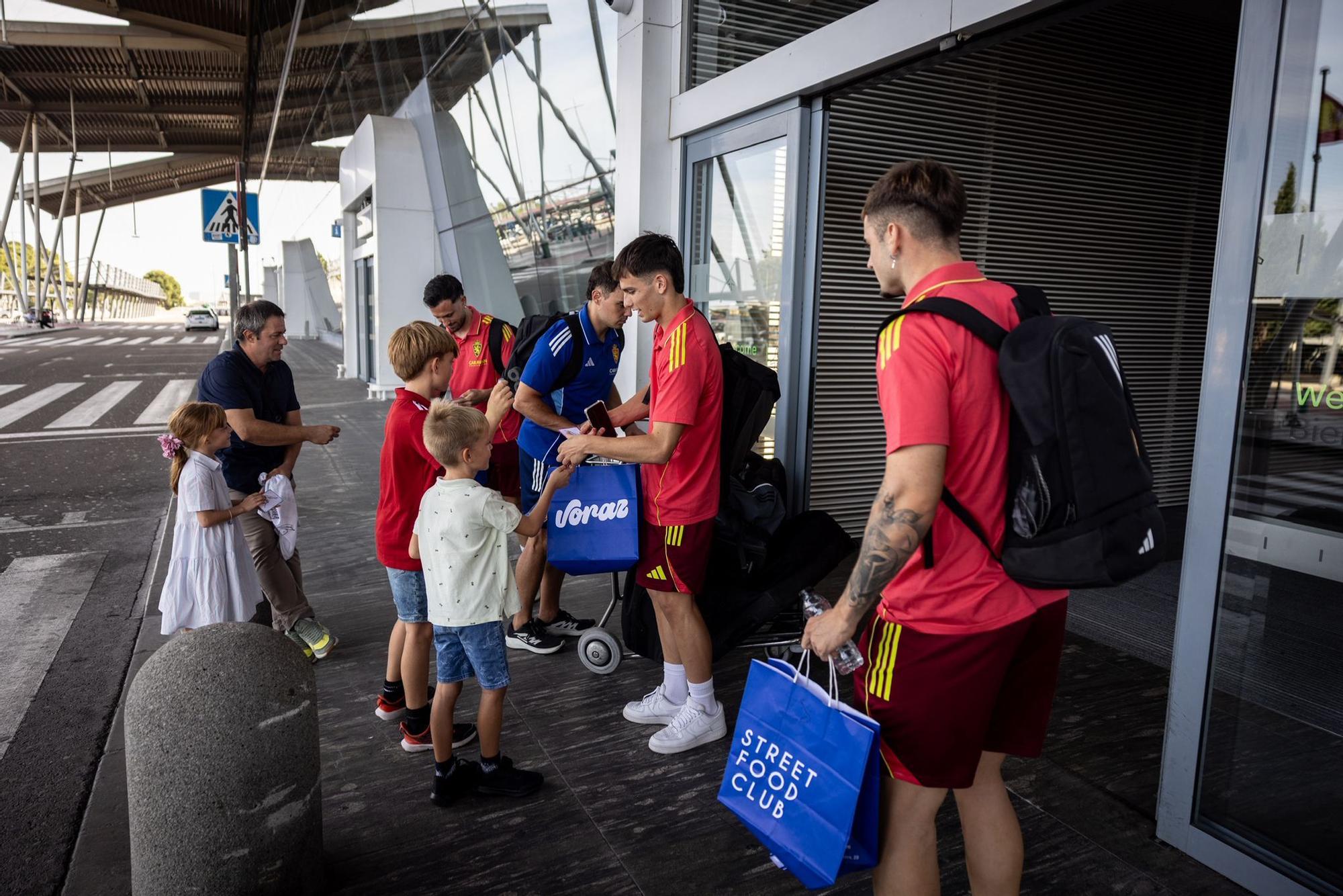 EN IMÁGENES | El Real Zaragoza pone rumbo a Tetuán para después viajar a Ceuta en autobús