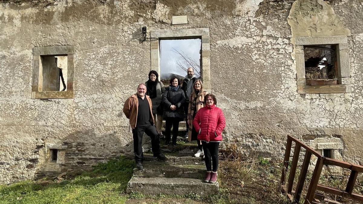 Por la izquierda, Julio Rozas, Begoña Cueto, Berta Piñán, José Víctor Rodríguez, Graciela Blanco y Carmina Fernández, ayer, en la Casona de los Siete Balcones. | R. A. M. S.