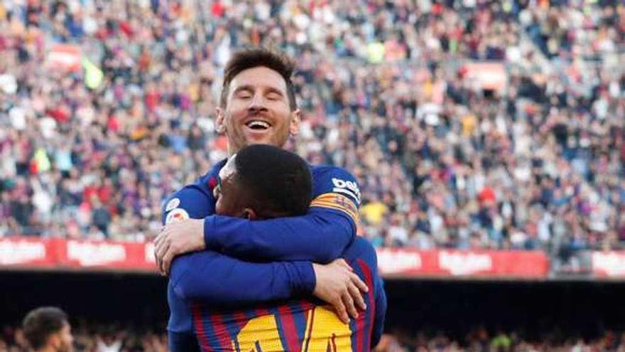 Messi abraza a Malcolm tras el segundo gol. // Efe