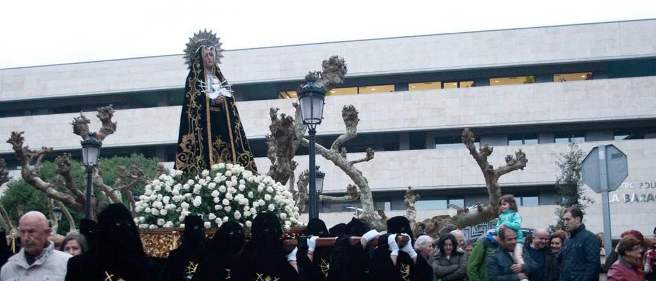 Procesión de los nazarenos del año pasado con la cofradía de la Dolorosa .