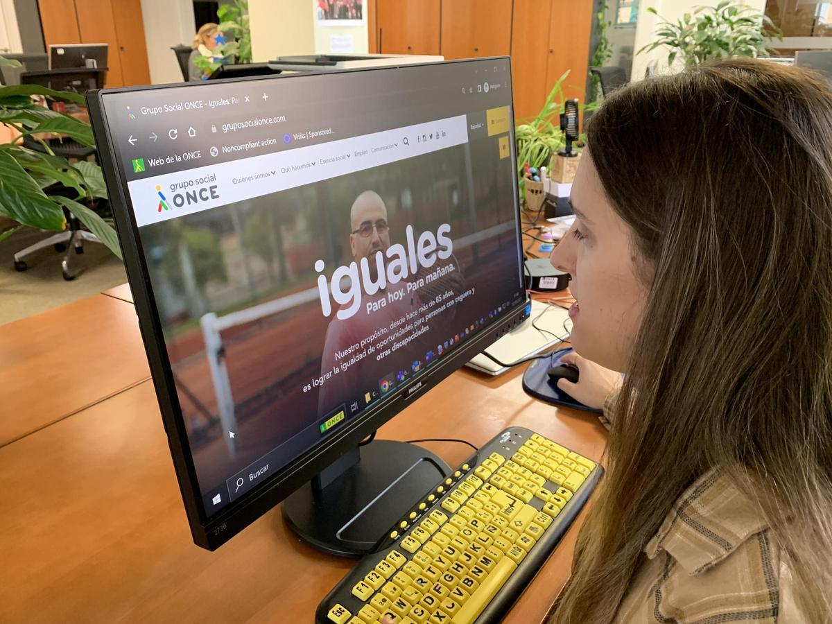 Natasha Trujillo trabaja con un ordenador adaptado en su oficina.
