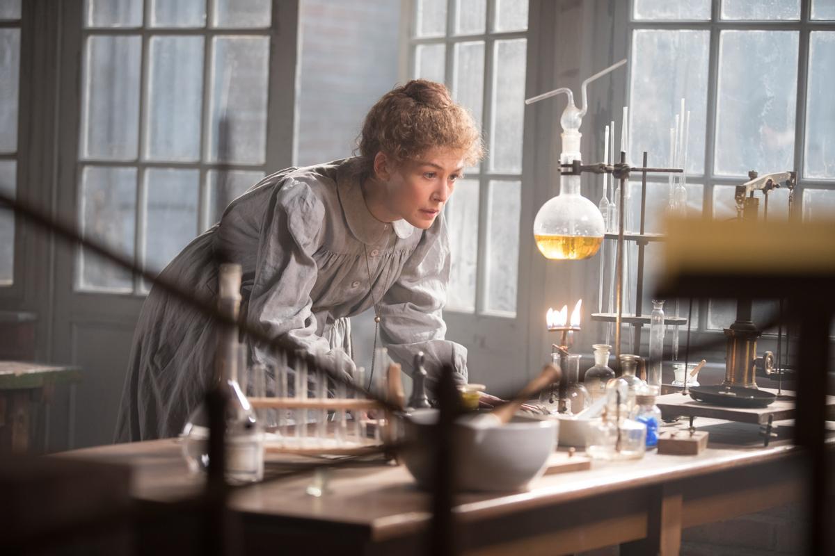 Rosamund Pike interpreta a la investigadora Marie Curie.