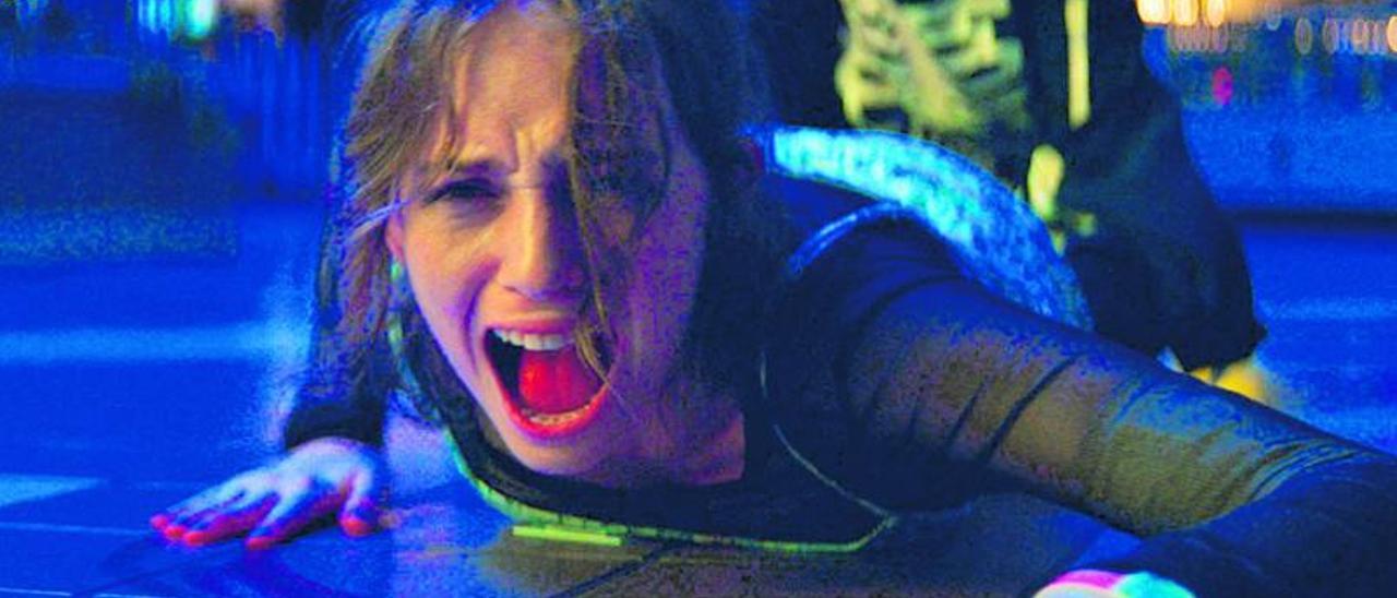 La actriz Maya Hawke en unasecuencia de Fear Street: Part One - 1994.