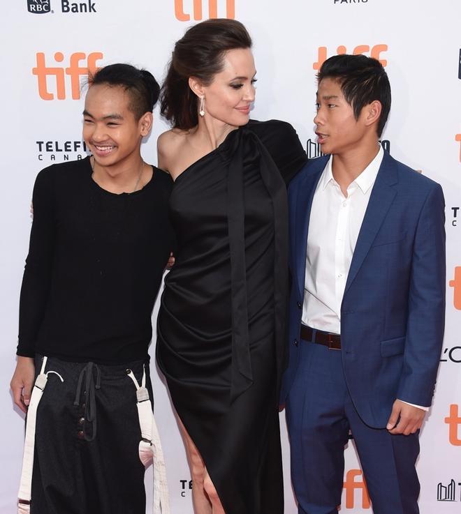 Angelina Jolie con sus hijos en el estreno de 'First they killed my father'