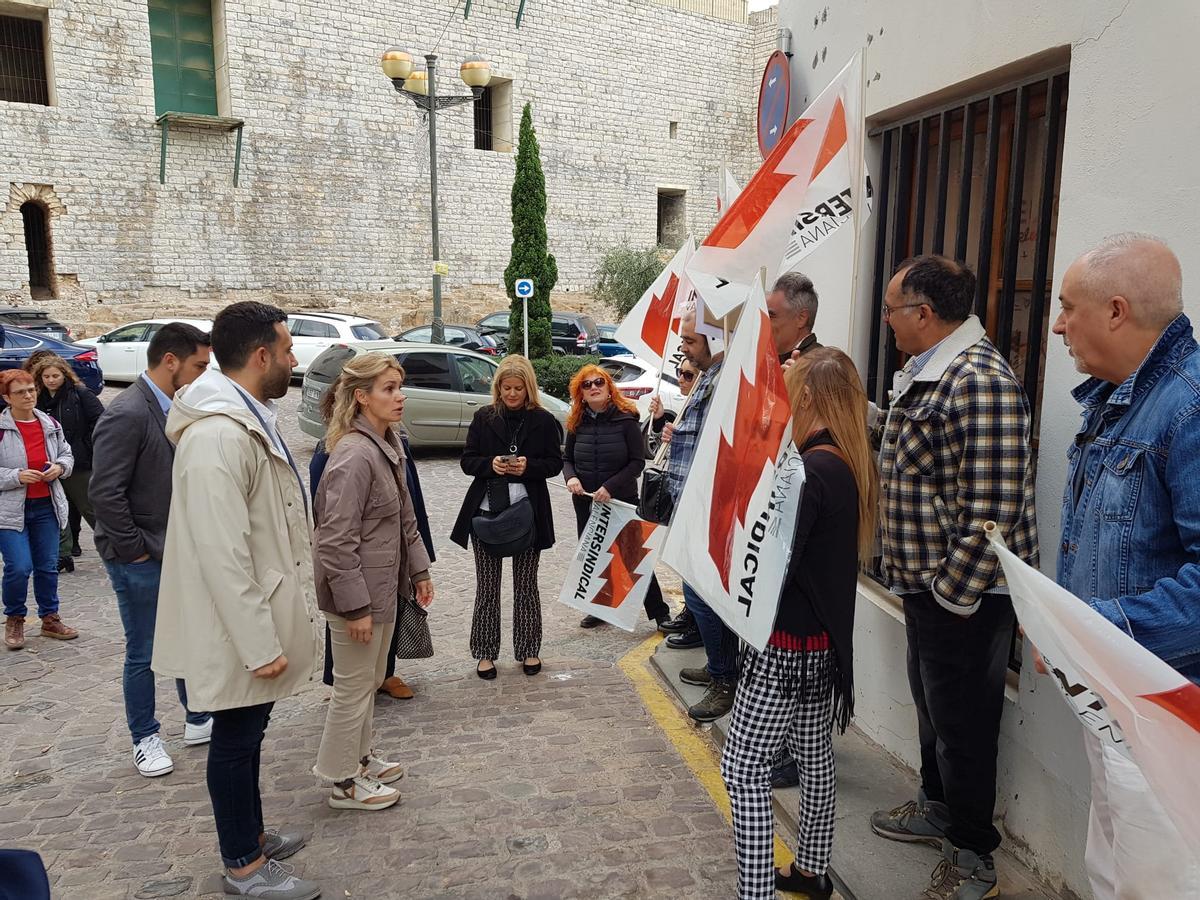La secretaria autonómica, junto al alcalde, hablar con los trabajadores.