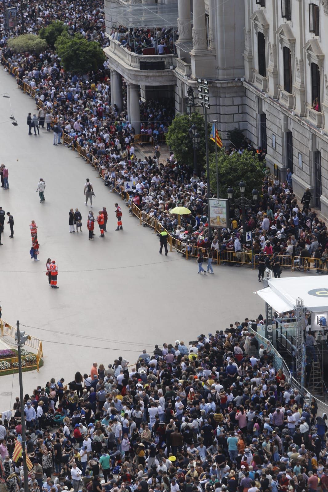 Llenazo en la plaza del Ayuntamiento desde más de una hora antes de la mascletà