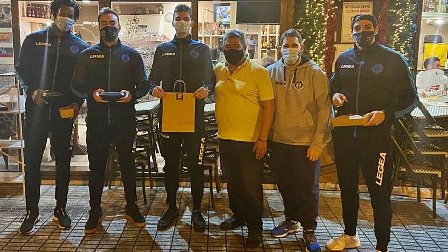 Pablo Ferreiro, del Oviedo Baloncesto, en el restaurante que le da la comida y la cena a diario. | OCB