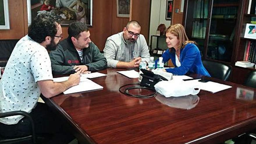 Clara San Damián con los representantes de UCCL.