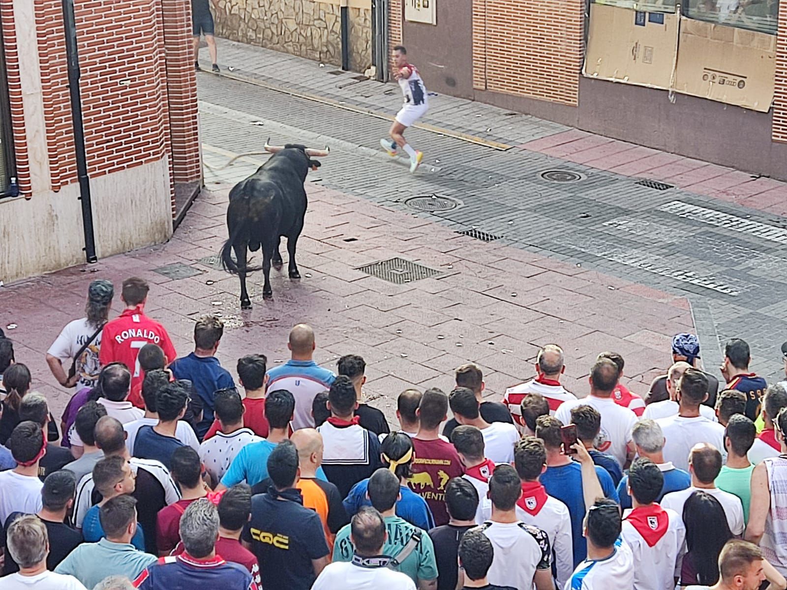 Un corredor cita a Preferido a la entrada hacia la plaza San Martín, camino de la Sinoga, donde fue encajonado.