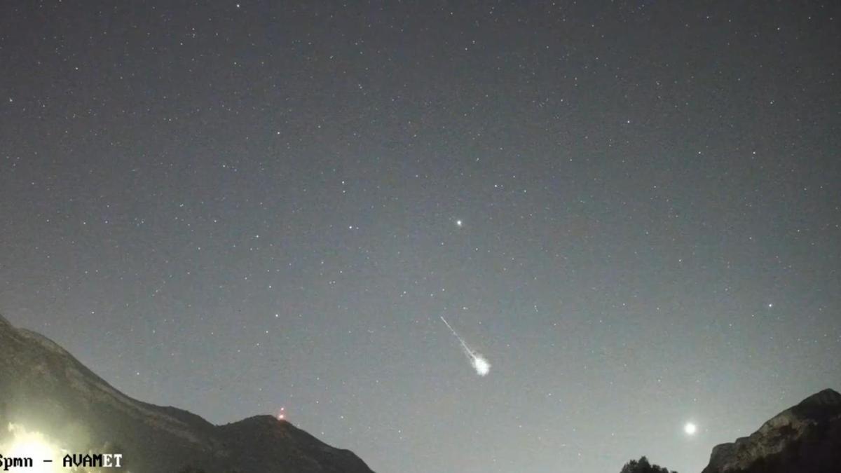 Imagen del meteoro sobrevolando Mallorca.