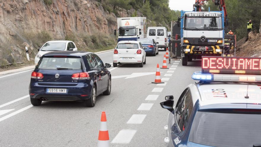 Tarda de col·lapse a la C-55 per l&#039;operació de retirar una gran roca que tallava la carretera a Castellbell