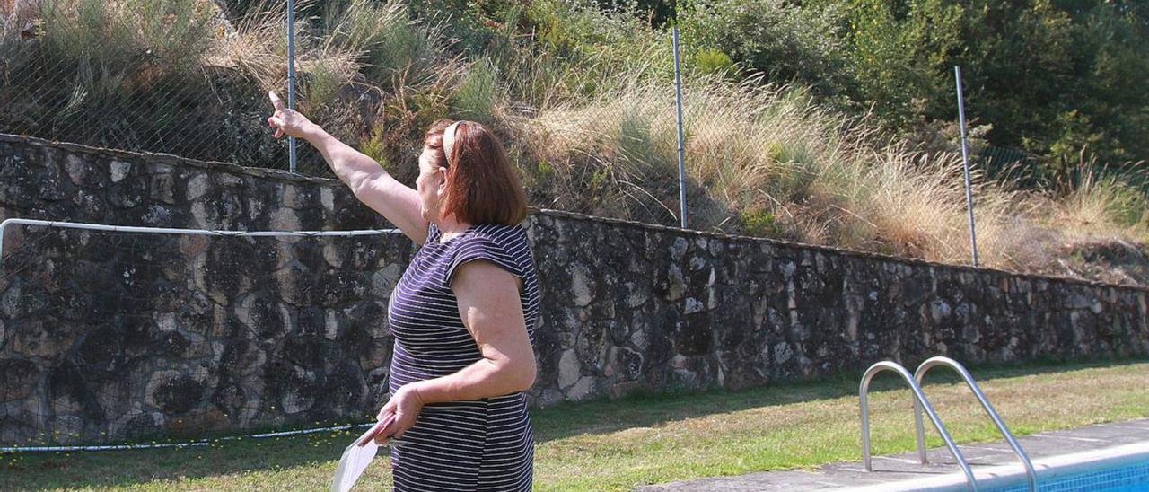 Begoña ayer, en su finca de Pereiro rodeada por terrenos de particulares sin desbrozar