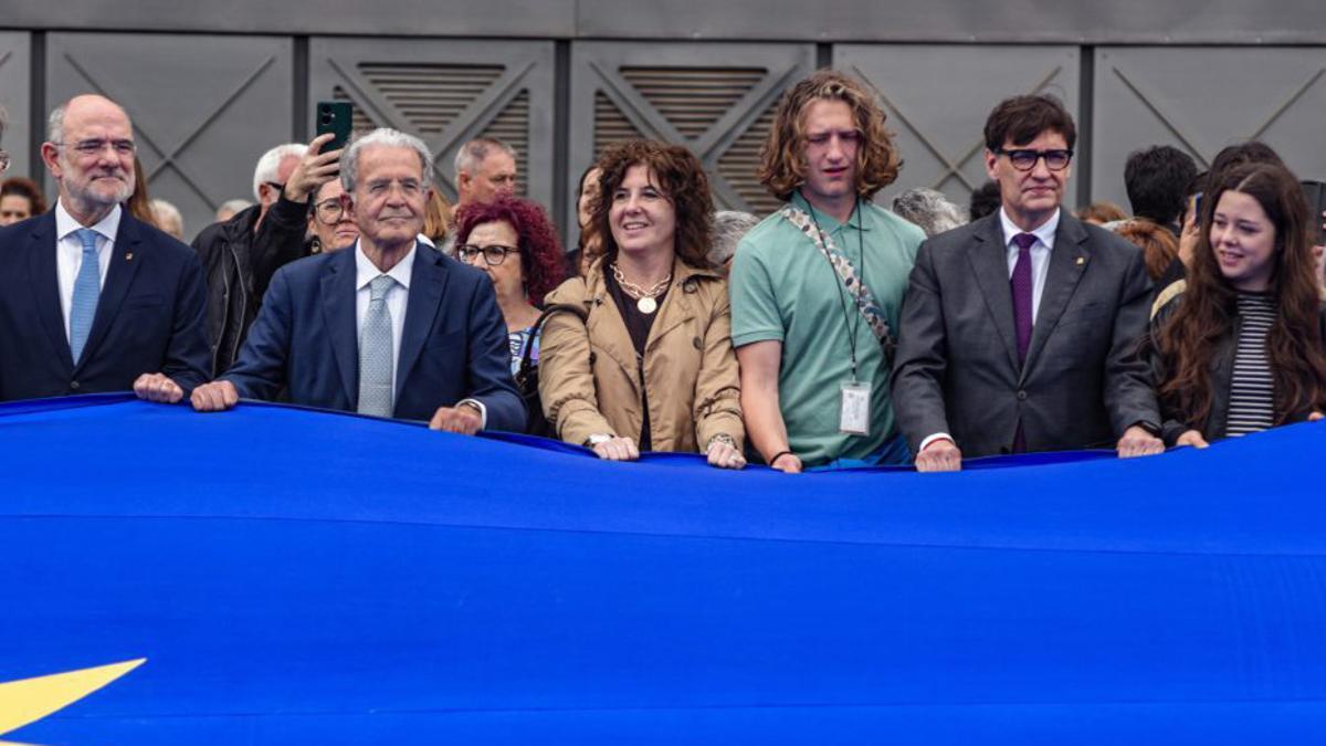 Illa, amb Romano Prodi, Jaume Duch i altres participants ahir.  | ALBERTO PAREDES / EUROPA PRESS