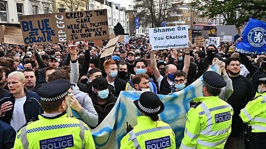 Protestes dels aficionats del Chelsea ahir a la tarda.