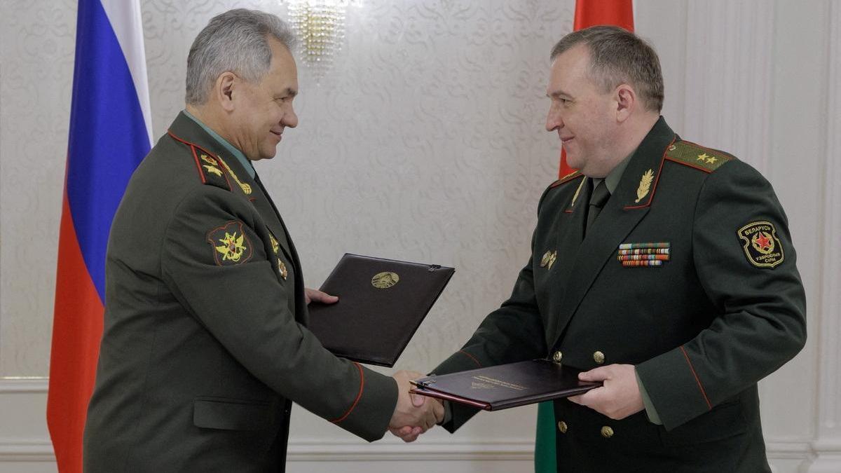 Serguéi Shoigú y Víktor Jrenin, durante su encientro en Minsk.