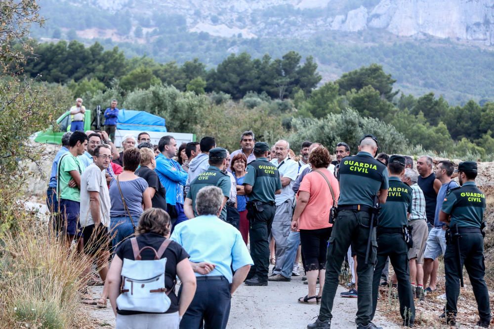 Agricultores y vecinos logran parar las máquinas que iban a triturar otra parcela afectada por la Xylella