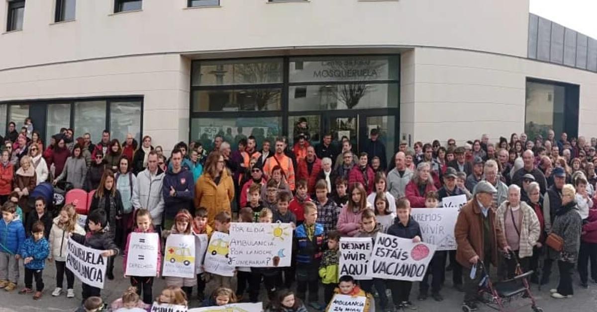 Un momento de la concentración a las puertas del centro de salud.