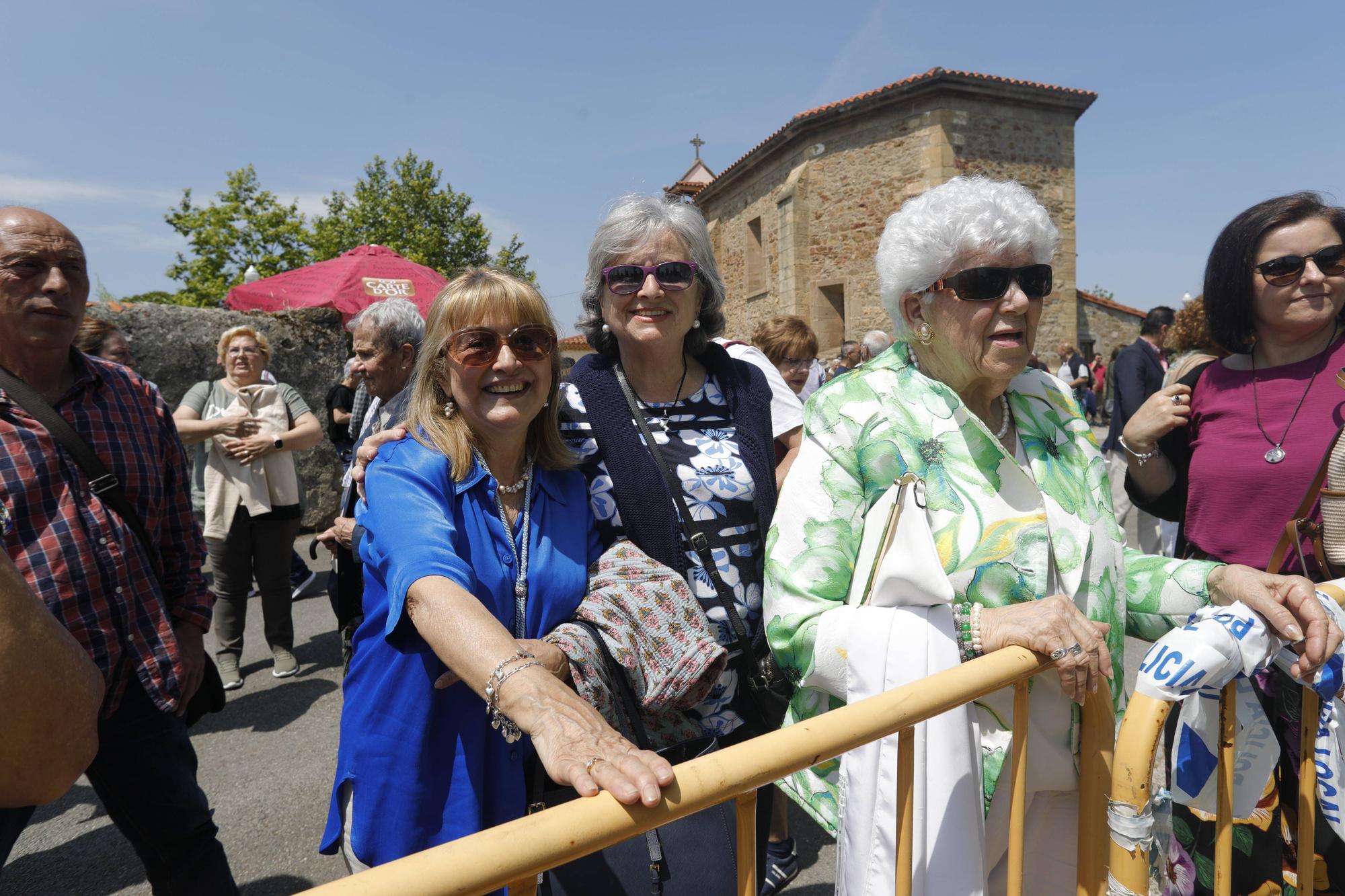 En imágenes: Tradicional rito del beso en la ermita de La Luz de Avilés