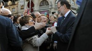 Mariano Rajoy saluda a simpatizantes en una calle de Sevilla