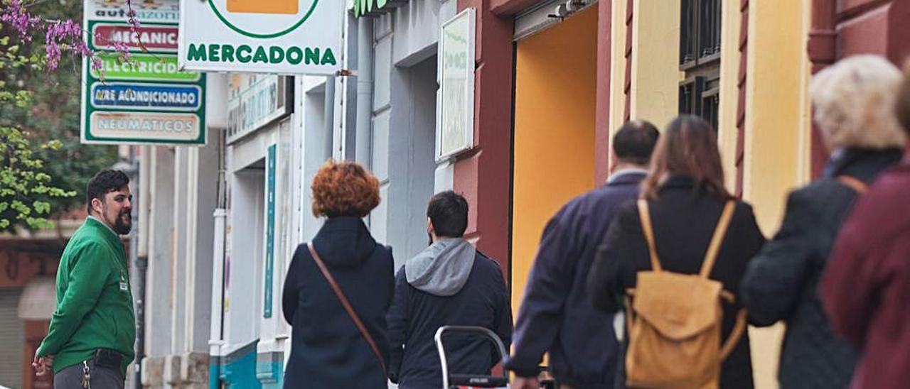 Colas para acceder a una tienda de Mercadona, durante el estado de alarma.