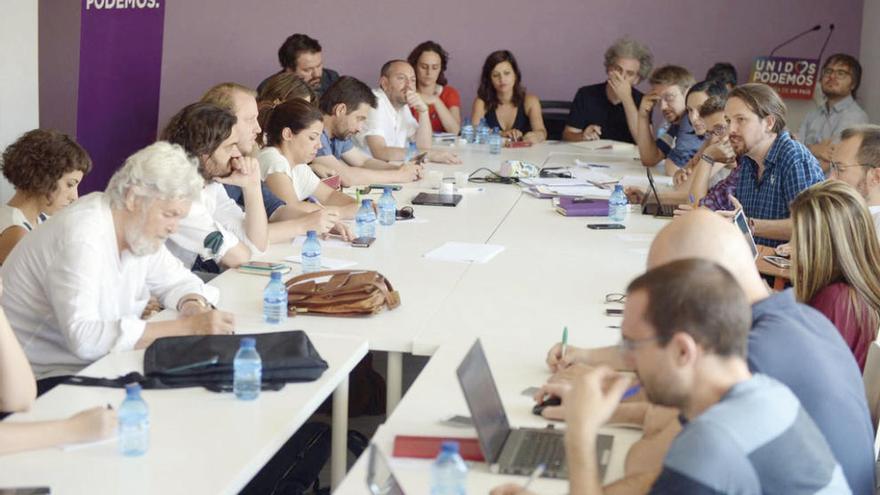 Beiras, a la izquierda, con la delegación de Anova a su izquierda, y miembros de EU, toma notas mientras habla Pablo Iglesias, ayer. // FdV
