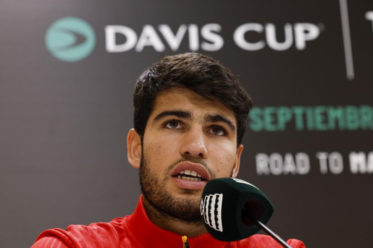 GRAFCVA2618. VALENCIA, 09/09/2024.- El tenista, Carlos Alcaraz, durante la rueda de prensa ofrecida este lunes en el Pabellón de la Fuente de San Luis, donde el equipo disputará el Grupo B de las Finales de la Copa Davis 2024 del 10 al 15 de este mes con el objetivo de lograr una de las dos plazas en juego para la Final 8 por el título, que se decidirá en Málaga del 19 al 24 de noviembre. EFE/Biel Aliño