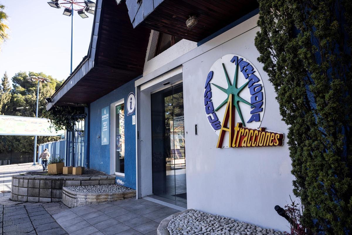 Acceso al parque de atracciones de Zaragoza.