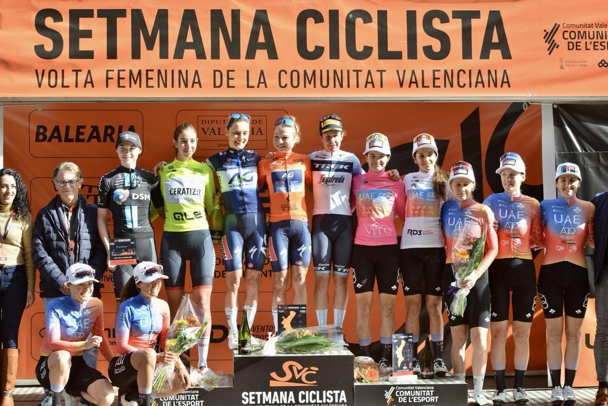 Podio final de la Setmana Ciclista - Volta Femenina de la Comunitat Valenciana 2022, con Sandra Alonso como la mejor valenciana.
