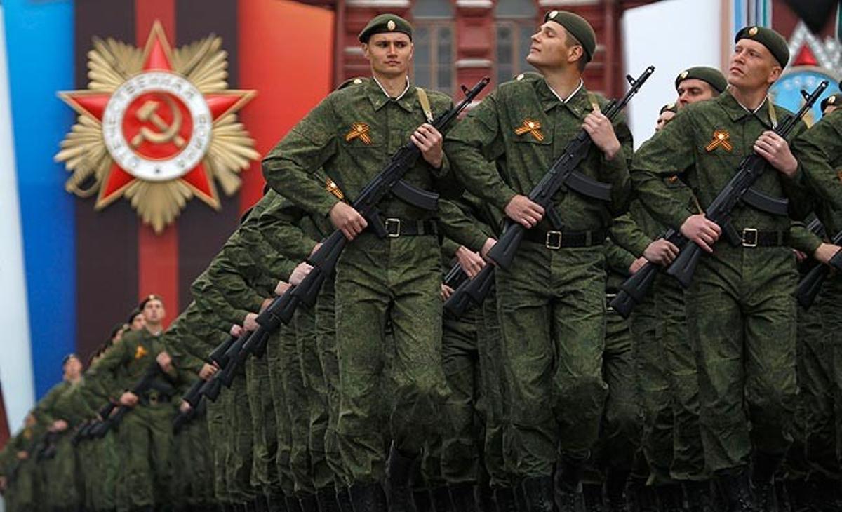 Uns militars russos marxen aquest dilluns per la Plaça Roja de Moscou per commemorar el Dia de la Victòria, en el qual Rússia celebra la victòria dels soviètics sobre l’Alemanya nazi a la II Guerra Mundial.