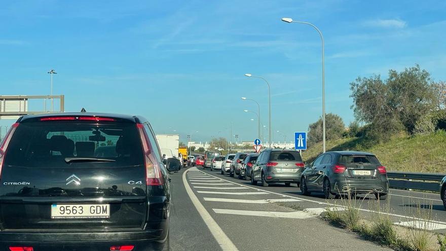 Monumental atasco de tráfico en la Vía de Cintura y el Paseo Marítimo de Palma