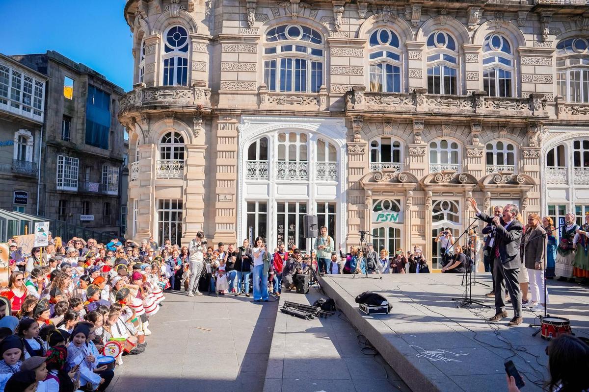 Más de 2.000 escolares toman Vigo con la Reconquistiña