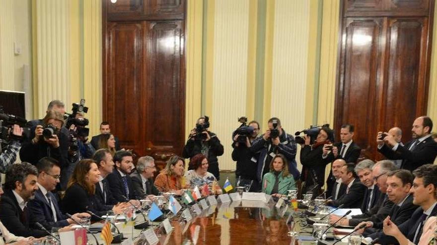 Alejandro Calvo, a la izquierda, en primer término, en la reunión de ayer entre los responsables de las comunidades y el ministro de Agricultura, Luis Planas, segundo por la derecha, al lado de Fernando Miranda.