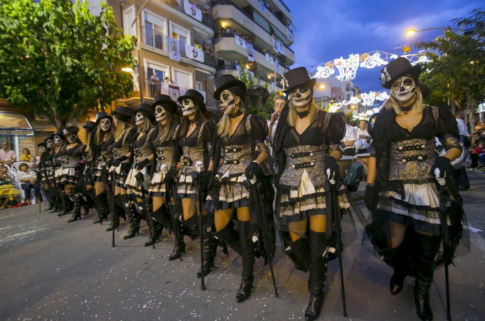 Miles de personas asisten al Desfile de la Entrada en la avenida Carlos Soler