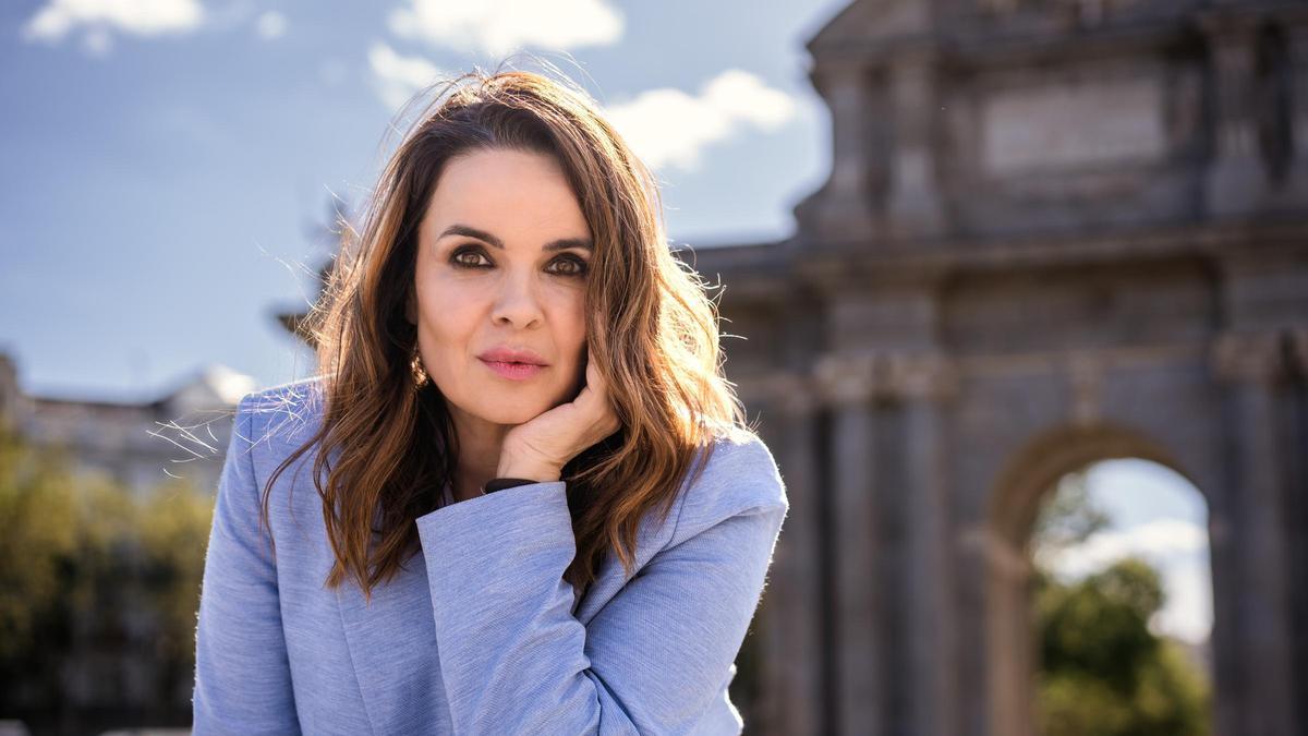 Carme Chaparro, en una imagen promocional junto a la Puerta de Alcalá de Madrid