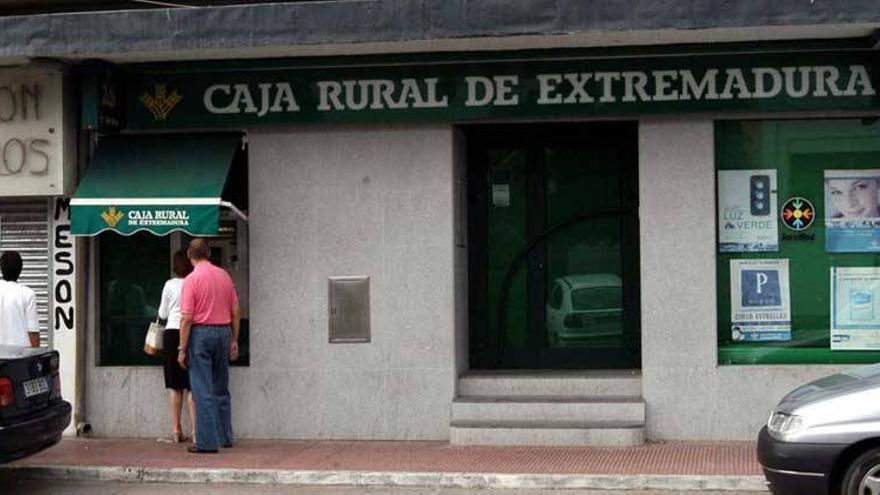 Los agricultores piden a Caja Rural de Extremadura que garantice liquidez al campo