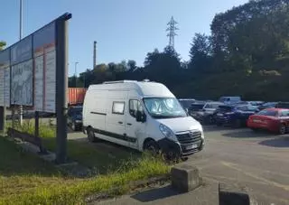 La hoja de ruta de Langreo para tratar de ganar zonas de estacionamiento: el gobierno local descarta implantar la zonal azul, pero se abre a "estudiar" aparcamientos en altura