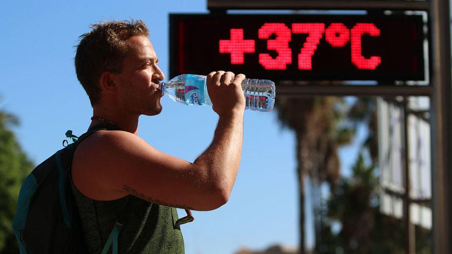 Un joven se refresca, el pasado verano en Málaga.