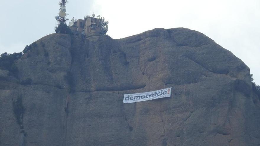 La pancarta que es pot veure en plena muntanya de Montserrat