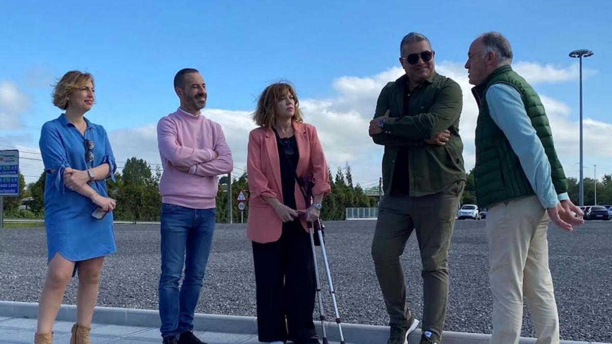 Por la izquierda, Susana Madera, Ángel García, Patricia Martín, Tony Gómez y Eduardo Martínez Llosa, ayer, en Lugones.  | A. S.