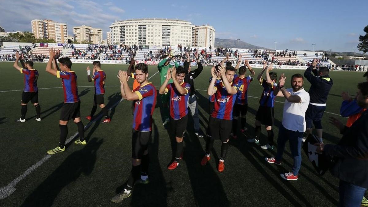 Los jugadores del Eldense corresponden a los aplausos de los aficionados.