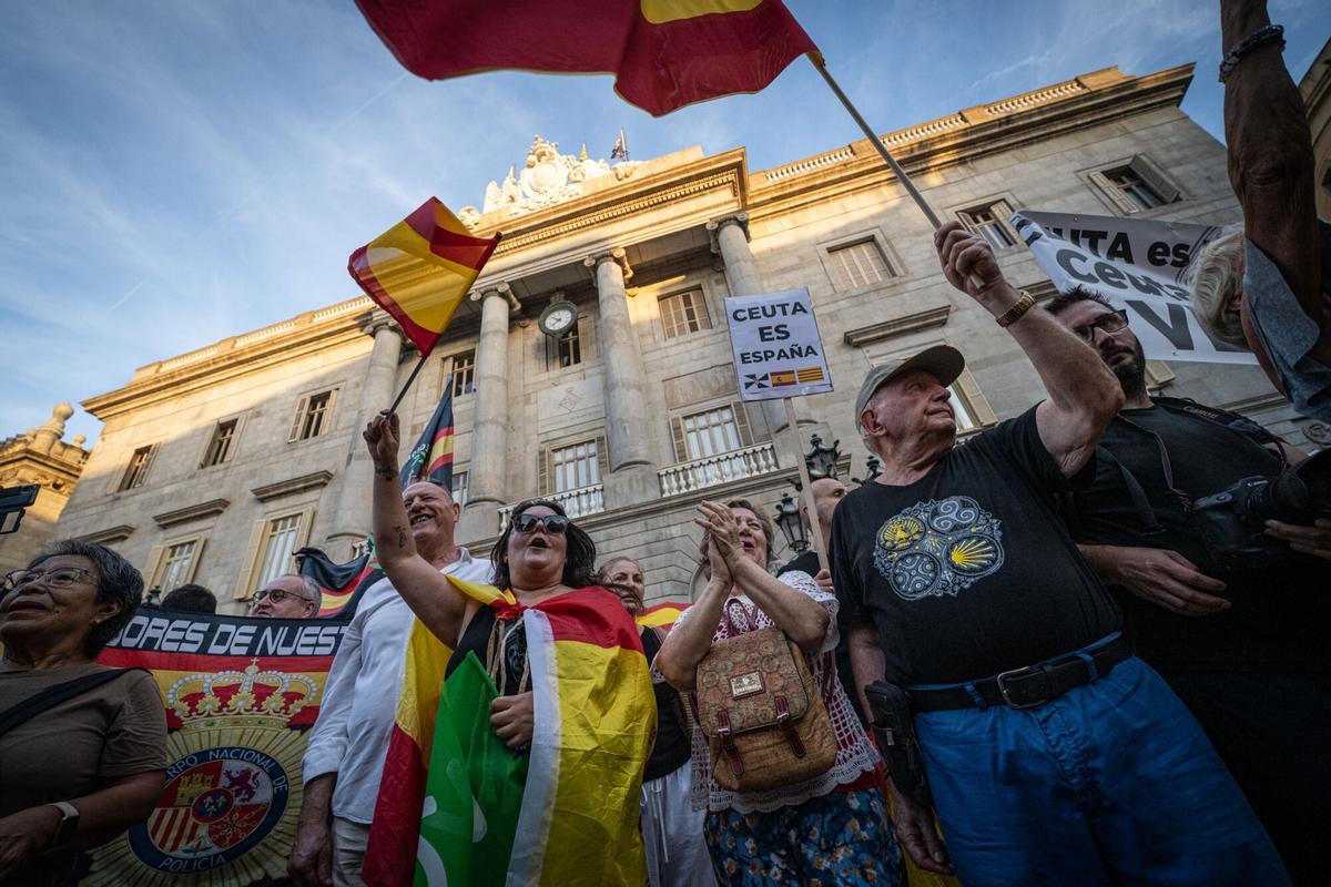 Manifestantes en la concentración en apoyo a Ceuta en la plaza de Sant Jaume de Barcelona. Manifestantes en la concentración en apoyo a Ceuta en la plaza de Sant Jaume de Barcelona.