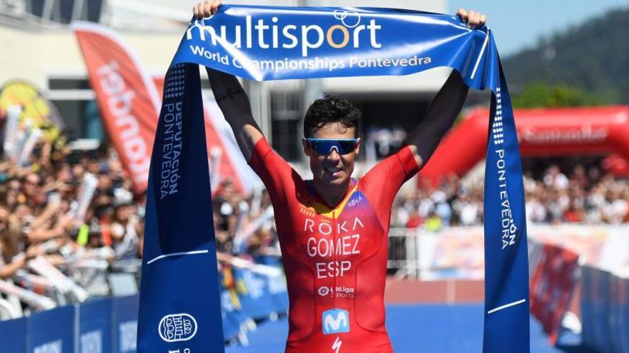 Javier Gómez Noya, a su entrada en meta ayer en Pontevedra como campeón del mundo de larga distancia.
